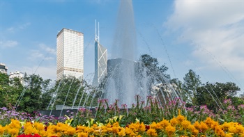 噴水池平台花園是香港動植物公園的地標及焦點，古典園林的對稱佈局提供廣闊的空間，讓訪客能享受翠綠草坪和噴水池的舒適環境。